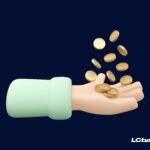 Mão estilizada segurando moedas douradas caindo, representando o recebimento de valores de Precatório e RPV; ilustração em fundo azul escuro com logo da LCbank.