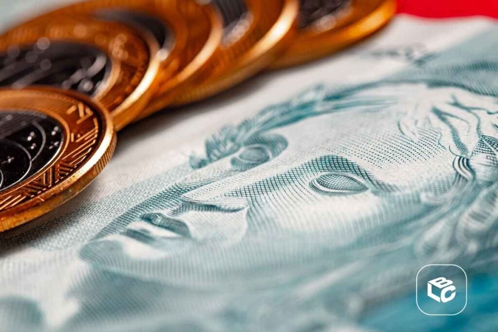 Moedas e notas de Real brasileiro em close-up.
