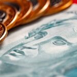 Moedas e notas de Real brasileiro em close-up.