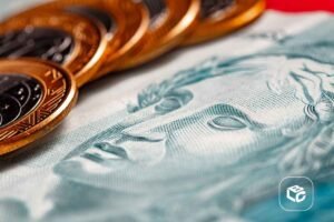 Moedas e notas de Real brasileiro em close-up.