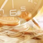Pilha de moedas de um centavo com relógio mostrando a hora de 6