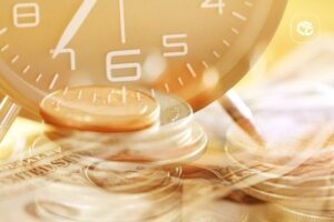 Pilha de moedas de um centavo com relógio mostrando a hora de 6